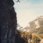 Equipes do Corpo de Bombeiros foram chamadas para o resgate, mas ao chegarem ao local, constataram que a jovem já estava morta. (Foto: Unsplash)