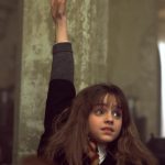 Hermione É uma aluna que se destaca academicamente e é descrita por J. K. Rowling como muito lógica, correta e do bem. (Foto: Divulgação)