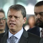 Durante as investigações, descobriu-se que Gião devolveu integralmente aos irmãos Toti uma quantia de R$ 62 mil que havia sido apreendida pela Polícia Militar em 2015 por suspeita de procedência ilícita. Segundo o MPSP, o delegado liberou o dinheiro sem realizar investigações adequadas sobre sua origem, indicando um relacionamento suspeito com os irmãos Toti. (Foto: Agência Brasil)