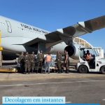 Avião sendo abastecido com os purificadores de água (Foto: Instagram)