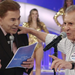 Depois que eu vim para cá [pro SBT], em 8 de maio de 1987, (...) você [Silvio Santos] mudou a minha vida.". (Foto: Reprodução/SBT)