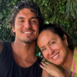 Parece que o clima anda melhor na família Medina. Depois de um período afastados, Gabriel Medina e a mãe, Simone, apareceram juntinhos novamente em uma publicação nas redes sociais (Foto: Reprodução/Instagram)