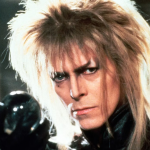 David Bowie interpretou o vilão Jareth, o Rei dos Duendes, que sequestrou bebês e era cheio de magia. (Foto: Divulgação)