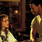 Há provavelmente milhares de pessoas por aí que teriam aproveitado a oportunidade de beijar a boca com Julia Roberts em seu filme de 1993, O Dossiê Pelicano. No entanto, Denzel Washington aparentemente não tinha esse interesse. (Foto: Divulgação)