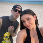 Kourtney Kardashian e Travis Barker anunciaram a gravidez de Rocky, que nasceu em 2023, num show do Blink-182. Até aí, normal, né? (Foto: Reprodução)