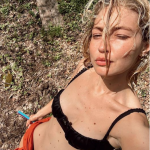 Gigi Hadid tem marcas de nascença e pintinhas espalhadas por seu tronco, embora muita gente não saiba disso porque elas são frequentemente apagadas em edições de revistas. (Foto: Instagram)