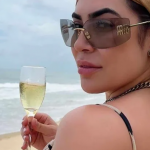 Quem nunca ouviu o hit 50 reais? No clipe da canção, Naiara Azevedo diz que a história contada foi vivida por ela em um relacionamento antigo. Muitas moças começaram a se identificar com as letras de suas músicas e gostaram da imagem de mulh3r empoderada que ela passa. (Foto: Facebook)