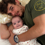 Nos comentários da publicação de Miguel Herrán, fãs lembraram ao ator que agora ele pai: "Pelo amor de Deus, pare com a moto agora, você tem uma filha. Que assustador! Espero que você se recupere logo.", escreveu uma admiradora. (Foto: Instagram)