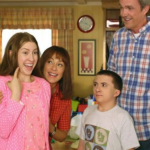 The Middle: Uma Família Perdida no Meio do Nada - Na família Heck, a mãe de meia idade e de classe média, Frankie Heck usa seu senso de humor para tentar orientar sua família pelos altos e baixos da vida conforme ela cursa uma escola de auxílio dental. Seu marido imperturbável, Mike, é gerente na pedreira local. O filho mais velho, Axl, é um adolescente teimoso que só sabe comer, a filha Sue é uma adolescente desajeitada que não consegue encontrar seu lugar, apesar de muito entusiasmo em suas tentativas, e o filho mais novo, Brick, é uma criança estranha cujo melhor amigo é sua mochila. (Foto: Divulgação)