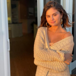 No clipe da música Rare, que intitula seu último álbum de estúdio, lançado em 2020, Selena Gomez também vestiu a moda brasileira. (Foto: Instagram)