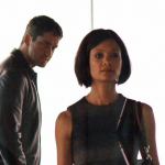 Thandie Newton interpreta Stella em RocknRolla, filme de 2008. Newton deveria beijar o personagem interpretado por Gerard Butler, mas recusou para não ficar doente. (Foto: Divulgação)