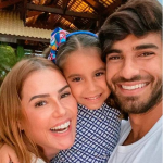 A primeira palavra de Maria Flor, filha de Deborah Secco,. não surpreende ninguém! A atriz contou que sua filhota disse o clássico "mamãe". (Foto: Instagram)