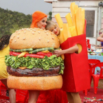 É de Taylor o hit 'Bad Blood' e Katy respondeu com a canção 'Mad Love'. Mas felizmente, em 2019, as duas fizeram as pazes e Katy até aparece no clipe 'You Need to Calm Down', hit da loura. Ufa! Fim do drama. (Foto: Reprodução)