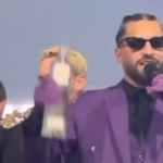 Para o evento de comemoração do lançamento do álbum Don Juan em agosto de 2023, Maluma apostou em look roxo. (Foto: Reprodução/Redes Sociais)