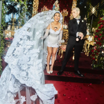 Kourtney Kardashian, do reality "Keeping Up with the Kardashians", usou um vestido bem curto, da grife Dolce & Gabbana, em seu terceiro casamento, com Travis Barker. (Foto: Reprodução/ Instagram)