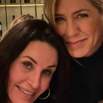 Jennifer Aniston namorou Adam Duritz, vocalista do Counting Crows, em 1995 por um breve período. Dois anos depois, Courteney Cox, a Monica da série "Friends", também o namorou. (Foto: Instagram)