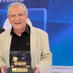 Carlos Alberto também celebrou o fato de completar sete décadas na TV aos 88 anos: "Fazer 70 anos de carreira aos 88 anos de idade é um presente de Deus.", completou. (Foto: Divulgação/Lourival Ribeiro/SBT)