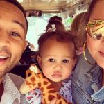 Chrissy Teigen e John Legend confessaram que sua filha tinha dito sua primeira palavra em março de 2017. "cat" (gato). (Foto: Instagram)