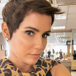 "Sou muito feminina no meu estilo, mulh3rzinha, mas amo a beleza masculina, já tive cabelo curto e acho que é como me gosto mais, quando me sentia mais bonita.", revelou. (Foto: Instagram)