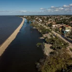 A PEC propõe excluir o inciso VII do artigo 20 da Constituição, que afirma que os terrenos da Marinha são de propriedade da União, transferindo gratuitamente para os estados e municípios “as áreas afetadas ao serviço público estadual e municipal, inclusive as destinadas à utilização por concessionárias e permissionárias de serviços públicos”. Para os proprietários privados, o texto prevê a transferência mediante pagamento para aqueles inscritos regularmente “no órgão de gestão do patrimônio da União até a data de publicação” da Emenda à Constituição. (Foto: Agência Brasil)