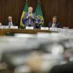 Durante a reunião, o governo federal oficializou o envio ao Congresso Nacional de um projeto de lei para suspender a dívida do estado com a União por três anos, com renúncia total dos juros sobre o débito durante o período. Isso permitirá um aporte de R$ 11 bilhões na recuperação da infraestrutura. (Foto: Agência Brasil)