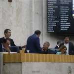 "A liminar judicial exigia que a votação só acontecesse após as audiências públicas e a análise do impacto orçamentário. Ambos os requisitos foram cumpridos: a votação está ocorrendo hoje após todas as audiências, e o estudo de impacto foi anexado ao projeto na manhã de sábado. Além disso, foi enviado ao Judiciário". (Foto: Agência Brasil)