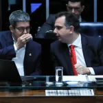 “O projeto constitui o resultado de um trabalho que vem sendo empreendido pelo governo desde o início de sua gestão, no aperfeiçoamento constante da estrutura de pessoal da administração pública federal”, disse o senador Jaques Wagner (PT/BA), relator do texto. (Foto: Agência Brasil)