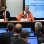 “E é dessa maneira que eu me desloco”, disse, acrescentando que tem orgulho de ter sua esposa acompanhando-o na delegação. (Foto: Agência Brasil)