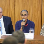 O governador de Mato Grosso do Sul, Eduardo Riedel, informou que a chegada de uma frente fria ao Pantanal na quarta-feira (26) facilitou o combate às queimadas, permitindo a extinção de diversos focos. (Foto: Agência Brasil)