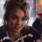 A atriz Maya Hawke tem uma participação bem discreta no filme “Era Uma Vez em... Hollywood”, interpretando um dos membros da família Manson. (Foto: Netflix)