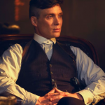 Assim, a produção vai ser escrita pelo criador da série, Steven Knight, e dirigida por Tom Harper ("Agente Stone"), que dirigiu episódios da primeira temporada. (Foto: Netflix)