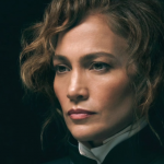 “Pode parecer que há muita negatividade no mundo agora, mas não deixe que as vozes de alguns abafem o fato de que há muito amor por aí”, afirma J-Lo. (Foto: Netflix)