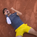 Carlos Alcaraz, atual número 3 do mundo, faturou no domingo (9) o inédito título de Roland Garros em sua primeira final no saibro de Paris ao vencer uma batalha épica contra o alemão Alexander Zverev por 3 sets a 2. (Foto: Youtube)