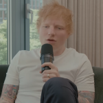 Com isso, em entrevista ao talk show “Therapuss with Jake Shane”, Ed Sheeran disse ao apresentador: “Não tenho número, mas você pode ficar com meu e-mail”. (Foto: Youtube)