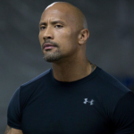 Além de The Rock, o elenco ainda conta com Emily Blunt, Lyndsey Gavin e Oleksandr Usy. (Foto: Universal)