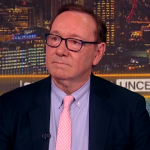 Kevin Spacey chorou ao falar sobre sua situação financeira durante entrevista ao jornalista Piers Morgan, nesta terça-feira (11). (Foto: X)