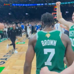 Jaylen Brown foi coroado como o MVP das finais. (Foto: X)