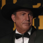 O ator Kevin Costner revelou que sua relação com “Yellowstone” amargurou justamente durante o período em que a imprensa estava especulando sobre sua saída da série. (Foto: Reprodução)