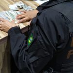 A ação, que contou com a participação de 80 policiais federais, resultou na apreensão de diversos bens e documentos, além da identificação de nove pessoas físicas e jurídicas envolvidas no esquema criminoso. (Foto: PFSC)