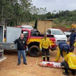 “A gente não sabe bem qual foi a circunstância do fato, mas isso vai ser apurado posteriormente. Como a aeronave ainda estava abastecida, tinha combustível, de um modo que, com uma colisão ali, teve um incêndio, carbonizando essas vítimas”, relatou o tenente. (Foto: CBMSC)