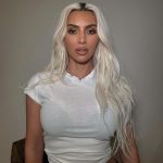 Kim Kardashian, uma das figuras mais influentes da mídia, compartilhou abertamente seu diagnóstico de psoríase, usando suas redes sociais para mostrar os desafios diários que enfrenta com a condição (Foto: Instagram)