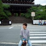 No Instagram, o artista publicou um carrossel de fotos na cidade de Kyoto, e aproveitou esse registro para anunciar que estava curtindo seu último dia com 23 anos (Foto: Instagram)