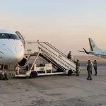 De acordo com o site Diário do Poder, o gigante Airbus 319 A e o jato EMB-190, que serve de “reserva”, estavam prontos enquanto cidadãos aguardavam em filas para embarcar em voos cujos bilhetes pagaram do próprio bolso. (Foto: Agência Brasil)