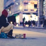 Ele destacou que o objetivo principal é melhorar a qualidade do acolhimento às pessoas em situação de rua, proporcionando condições para que busquem um abrigo adequado. (Foto: Unsplash)