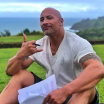 O ator Dwayne Johnson, o The Rock, também vive fazendo boas ações. Em 2021 ele quis presentear um fã, mas não queria dar um presente qualquer. Então sabe o que ele fez? Deu o próprio carro! (Foto: Instagram)