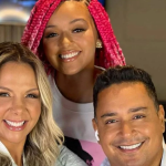 Camilly Victoria, filha de Xandyy e Carla Perez, tem o sonho de ser cantora, mas enquanto isso não acontece, ela ganha a vida em um salão de beleza. (Foto: Instagram)