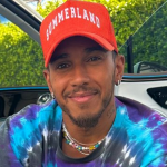 Lewis Hamilton recebeu o título de cavaleiro da Ordem do Império Britânico em cerimônia com o príncipe Charles, em 2021. (Foto: Instagram)