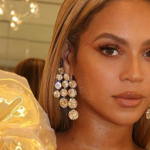 Claramente atordoada e desconfortável com a atitude criminosa do homem, ela parou de cantar abruptamente, virou-se para ele e afirmou: "Vou mandar escoltá-lo para fora agora, beleza?" Em seguida, Beyoncé voltou a cantar a canção e o show continuou como planejado. (Foto: Instagram)