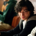 Um ator que vem dando o que falar nos últimos anos, Ezra Miller se identifica abertamente como alguém não-binário, e já chegou a falar do assunto quando estrelou a capa da revista “GQ Style”. (Foto: Reprodução)