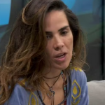 "Uma vez o cara jogou chiclete no meu cabelo. E fiquei 'pê' da vida. Porque no meio do show, eu pulando, aí o chiclete não saia. Tive que cortar uma parte do meu cabelo", relembrou. (Foto: Reprodução/GloboPlay)